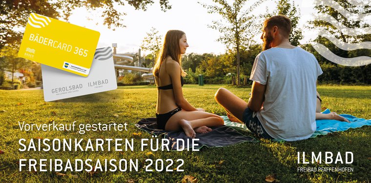 Menschen im Freibad und die Saisonkarten sind abgebildet.