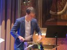 Kulturförderpreisträger der Stadt Pfaffenhofen Michael Leopold spielt ein Stück an der kleinen Trommel