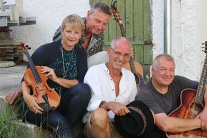 Eine Musikerin und drei Musiker auf einer Treppe mit ihren Instrumenten