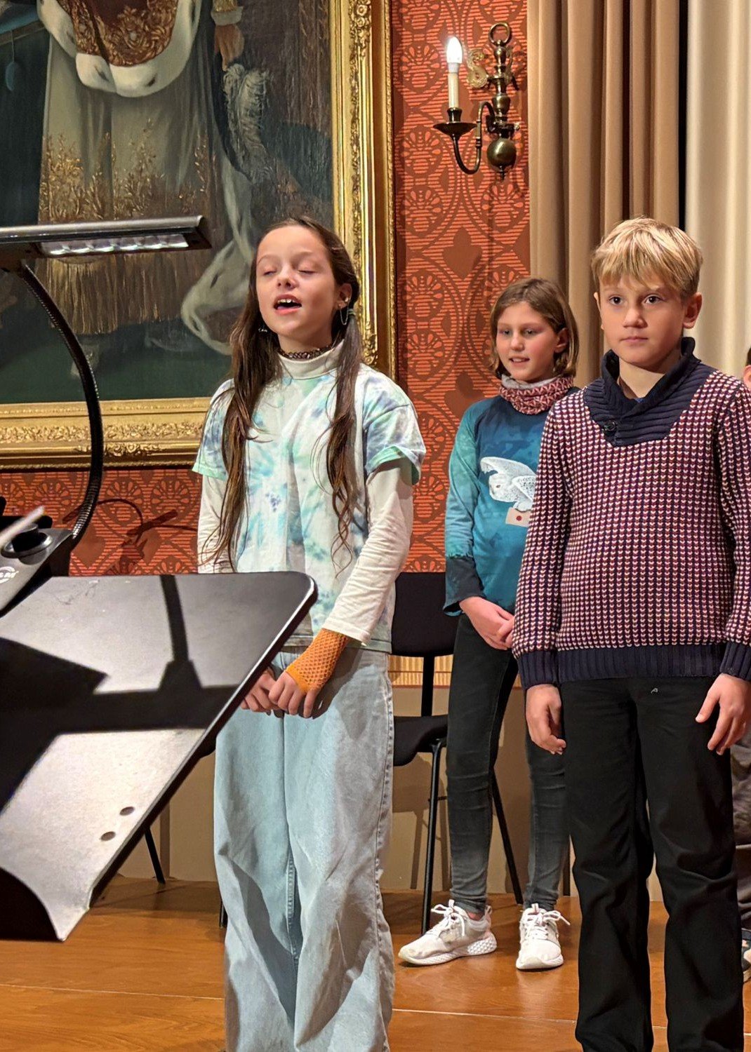 Kinder auf Bühne im Festsaal