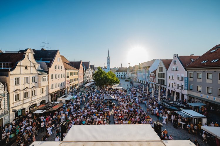Bild von oben vom Hauptplatz beim Klassik Open Air Blechschaden