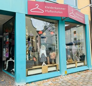 Schaufenster und Eingang in das Geschäft Kleiderkammer