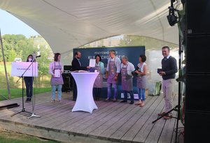Auf der Bühne übergibt Andreas Herschmann den 5 Gewinnern die Urkunde.