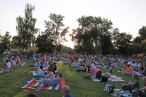 Publikum im Sonnenuntergang auf Decken im Bürgerpark Pfaffenhofen