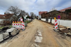 Ansicht der Bauarbeiten an der Kornstraße, Kirchenweg in Niederscheyern. Straße ohne Asphaltdecke