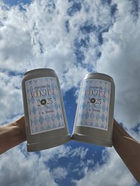 Bierkrüge vor weiß-blauem Himmel und mit Volksfest-Motiv 2025