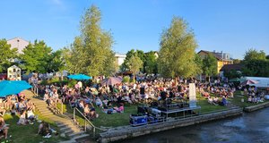 Publikum bei der Kultursommereröffnung bei der Insel