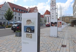 Stelen mit Kunstwerken auf dem Pfaffenhofener Hauptplatz