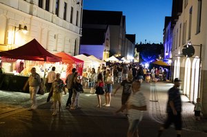 Blick auf den Künstlermarkt der Langen Nacht der Kunst und Musik 2019 am Abend.