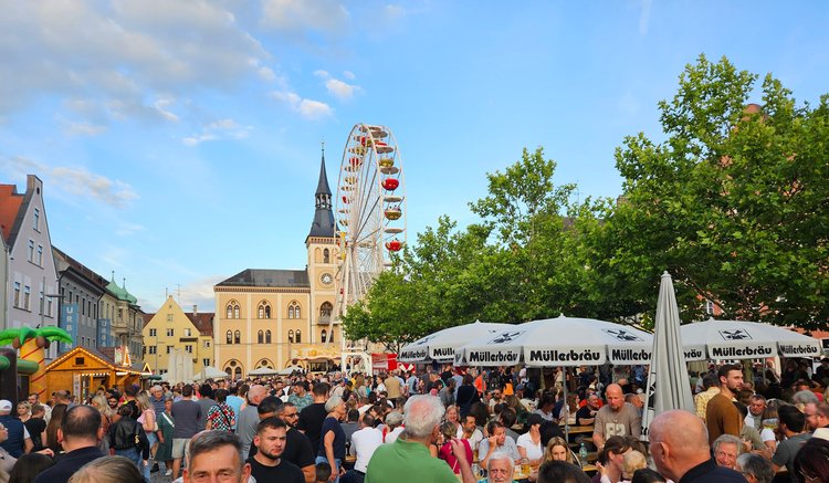 Sommerliches Foto vom hauptplatz mit Iresenrad im Hintergrund