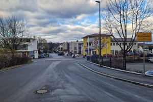 Foto der neuen Straße am Martin-Binder-Ring mit Blick auf den neuen Kreisverkehr unterhalb der Umgehungsstraße.