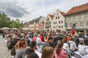 Blick auf den Catwalk am Hauptplatz.