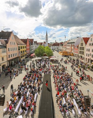 Blick über den Hauptplatz mit Catwalk und Zuschauern.