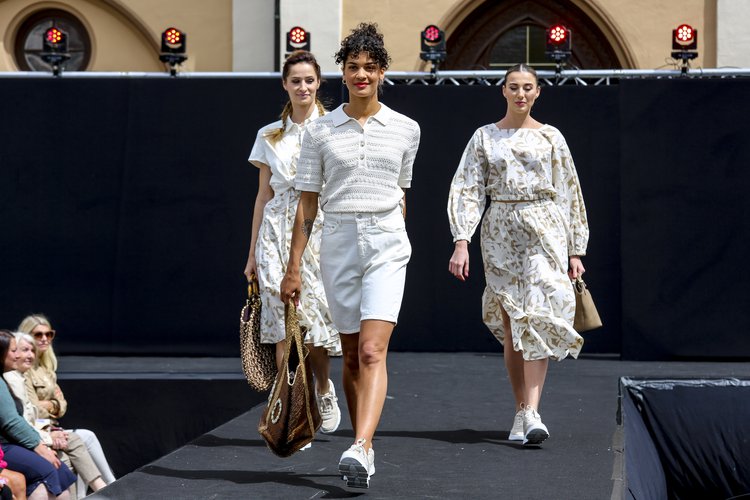 Models performen auf dem Catwalk.