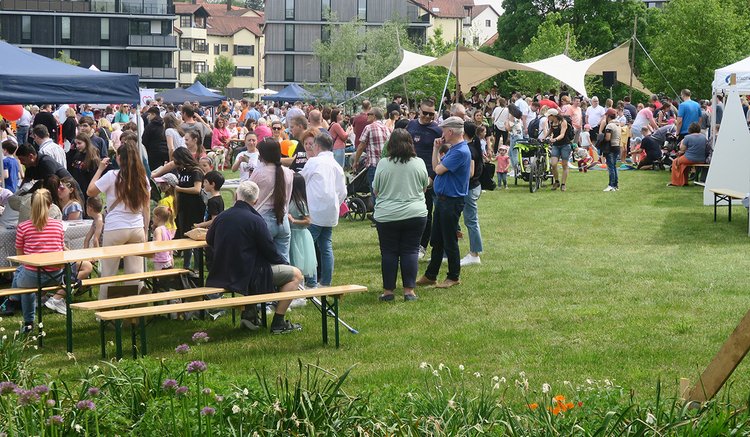 Blick auf die vollbesetzen Bierbänke und die Bühne im Bürgerpark am Neubürgerfest.