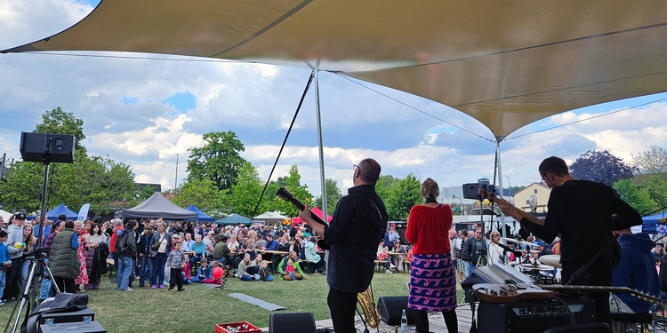 Blick von Bühne mit Musikern im Bürgerpark auf die Gäste.