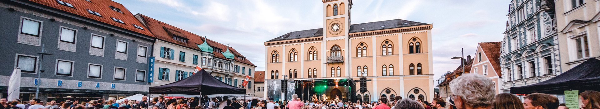 Veranstaltung mit vielen Menschen auf dem Pfaffenhofener Hauptplatz. Vor dem Rathaus eine Bühne und ein schwarzes Zeltdach im Publikum