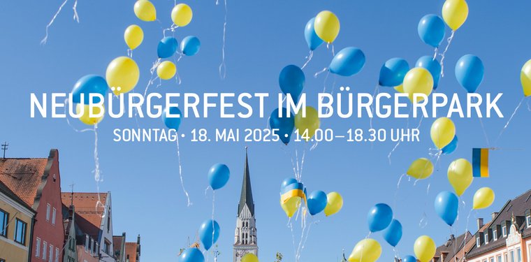 Blau-gelbe Luftballone in der Luft und Stadt Pfaffenhofen im Hintergrund
