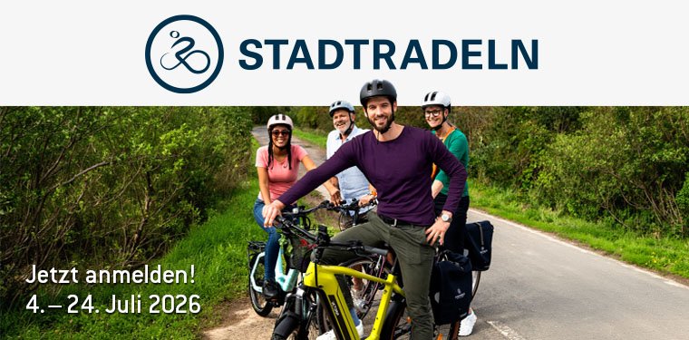 Eine Gruppe Menschen stehen mit ihren Fahrrädern auf einem Weg in der Natur.