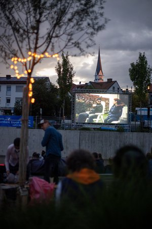 Blick auf die große Leinwand auf der Ilminsel.