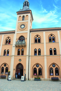 Rathaus mit Mitarbeitern der Stadtwerwaltung