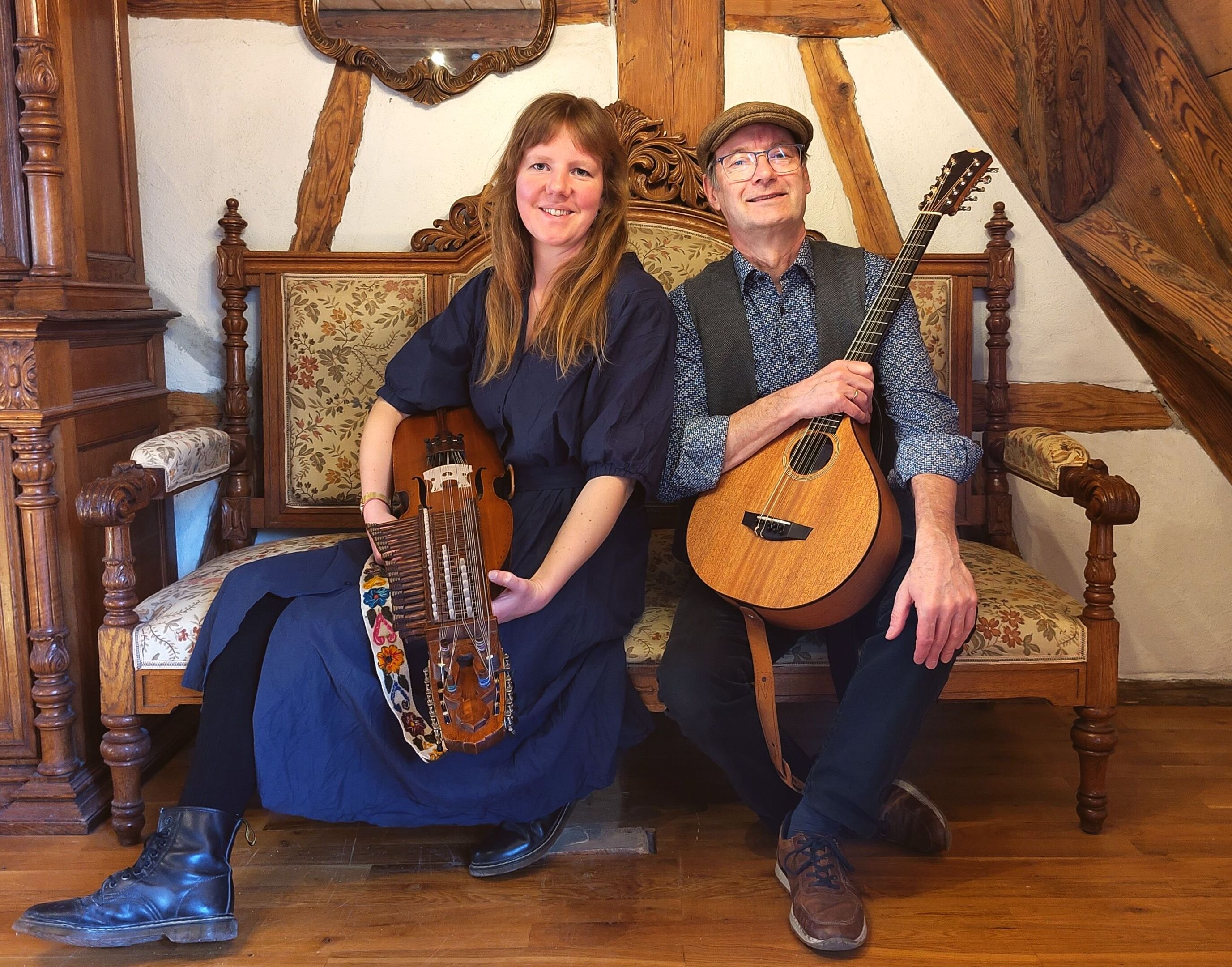 Mann und Frau mit Instrumenten auf einer Couch