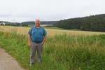 Peter Wilhelm neben seinem Acker mit Biodiversitätsstreifen in Wolfsberg.