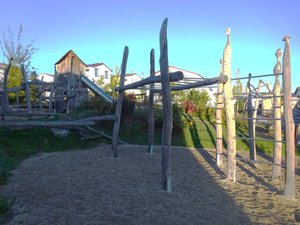 Spielplatz mit Klettergeräten aus Holz