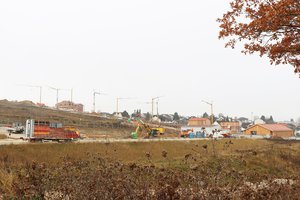 Blick auf das Baugebiet Pfaffelleiten mit Kran und Baustellenfahrzeugen