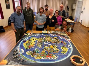Gruppenbild mit Spieleleitern vor dem Spielefeld