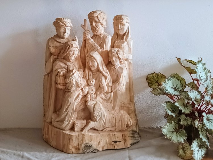 Blockkrippe  aus Holz mit Maria, Josef und Jesukind, Hl. drei Könige und Hirtenjunge mit Schaf.