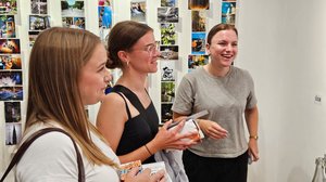 v.l. Lena Eisenmann und Mia Engl mit Jugendreferentin Paula Stahl