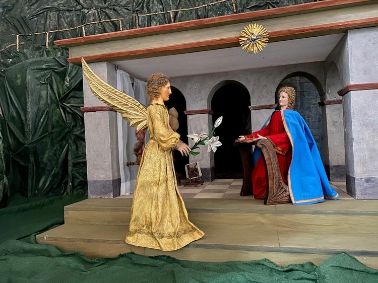 Zwei Figuren der Krippe in der Spitalkirche