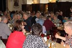 Senioren sitzen gemeinsam beim Mittagessen im Restaurant