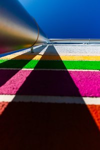 Blick nach oben an eine Hauswand mit bunten Farben und einem Rohr