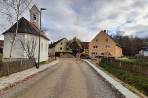 Ortsdurchfahrt Streitdorf während der Sanierungsmaßnahmen, noch ohne Teerdecke.