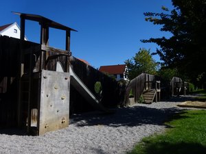 Spielplatz mit Kletterwand aus Holz