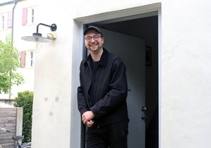 Peter Thiers an der Tür des Flaschlturms