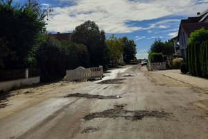 Straße bei Uttenhofen ohne Asphaltschicht.