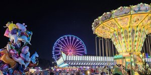 Volksfest Pfaffenhofen mit Luftballons, Riesenrad und Karussell
