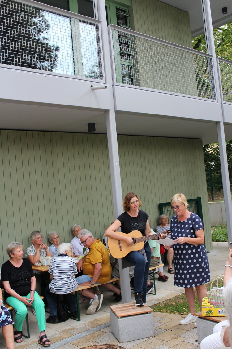 Heidi und Pia mit einem Vortrag und Gitarre