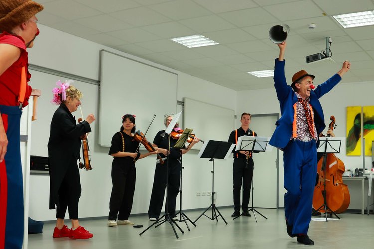 verkleidetes Ensemble mit Instrumenten