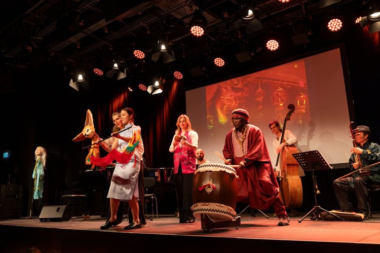 Musiker auf der Bühne mit Instrumenten