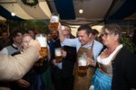 Stadträte trinken gemeinsam ein Bier