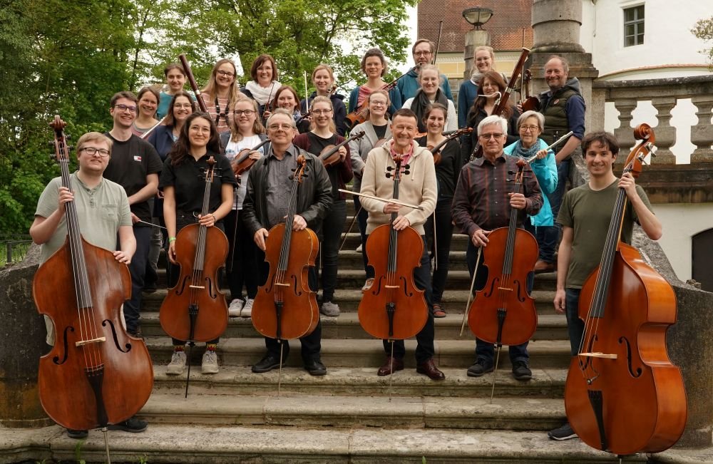 Orchester mit Instrumenten auf einer Treppe
