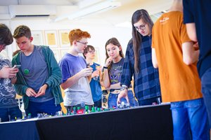 Bild zeigt Jugendliche am Spieletisch