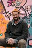 Lion Fleischmann sitzend vor einem Kunstwerk