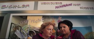Zwei Damen vor einem Friseursalon