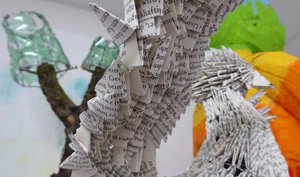 Ausschnitte von Kunstwerken aus Papier, Glas, Holz, etc.