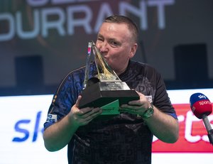 Glen Durrant küsst einen Pokal